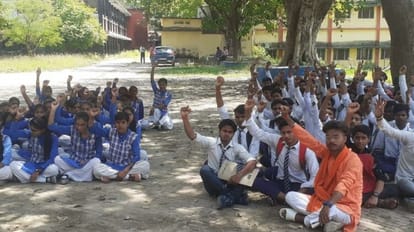 Sonebhadra: ओबरा इंटर कॉलेज को निजी हाथों में सौंपने का विरोध, धरने पर बैठे छात्र, दी ये चेतावनी Opposition to hand over Obra Inter College in private hands, students sitting on dharna, gave this warning