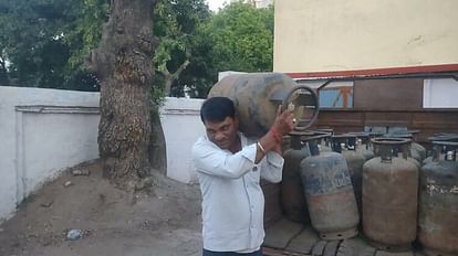 Exclusive: आईपीएल क्रिकेटर रिंकू सिंह ने सिलेंडर ढोए, झाड़ू-पोंछा लगाया, ऐसे कई सवालों का सच आया सामने IPL cricketer Rinku Singh carried cylinders, swept
