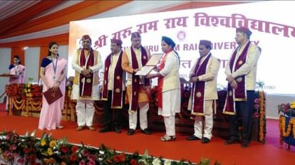 Dehradun: श्री गुरु राम राय विवि के दीक्षांत समारोह में पहुंचे सीएम धामी, छात्रों को डिग्री और मेडल से नवाजा Shri Guru Ram Rai University first convocation: CM Pushkar Singh Dhami Gives Degree and Medal to students