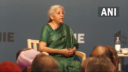 Finance Minister: धूप में पेंशन के लिए नंगे पैर बैंक जाती दिखी वृद्धा, मंत्री ने की खिंचाई तो मिला ये जवाब Woman forced to walk barefoot with broken chair to collect pension; FM Sitharaman hauls up SBI