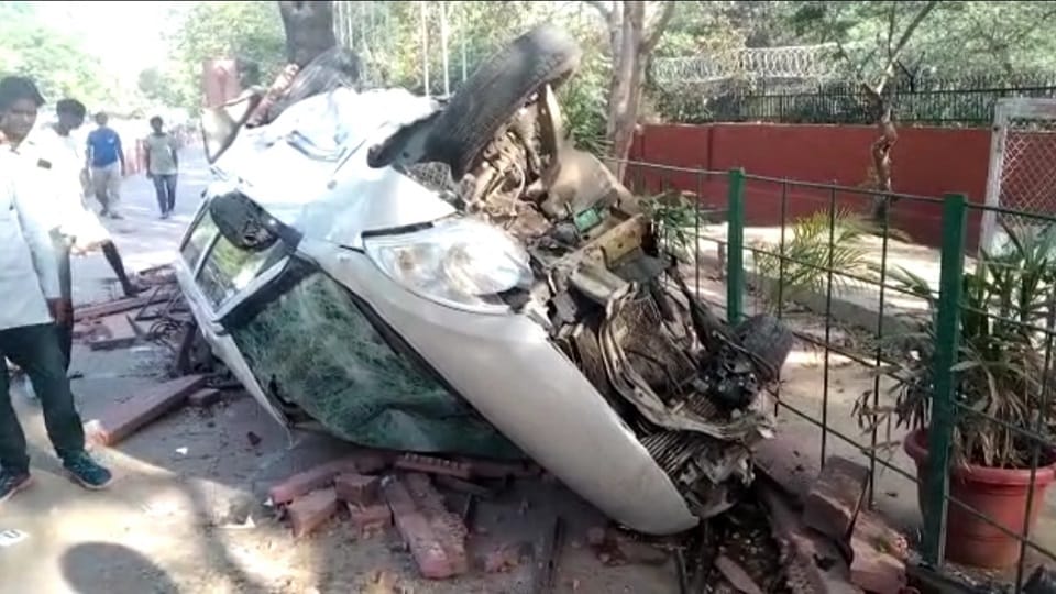 speeding car overturned breaking 10 pillars of the divider near the Taj Mahal