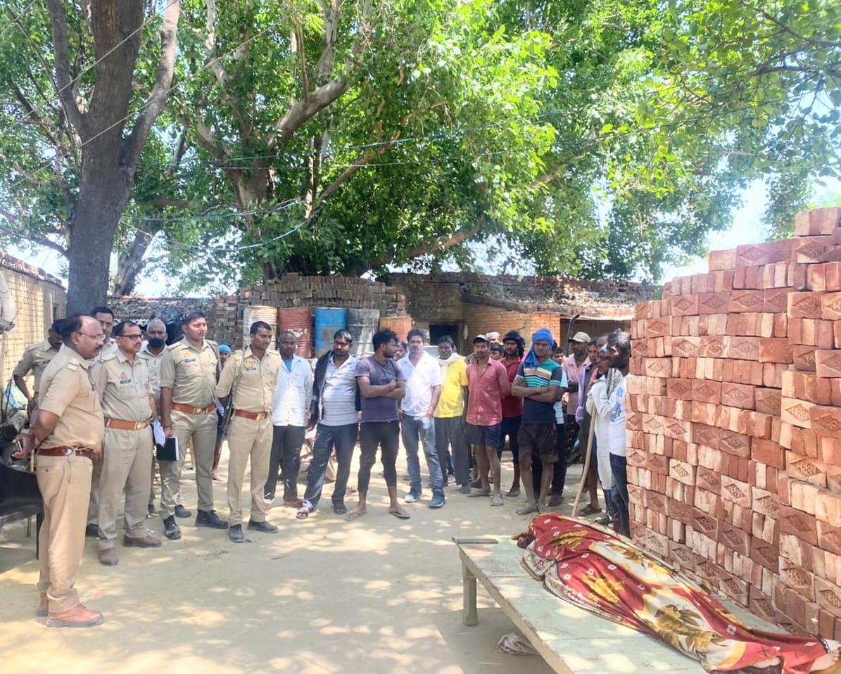 Azamgarh: A woman laborer died due to brick kiln wall collapse, three injured, police on the spot
