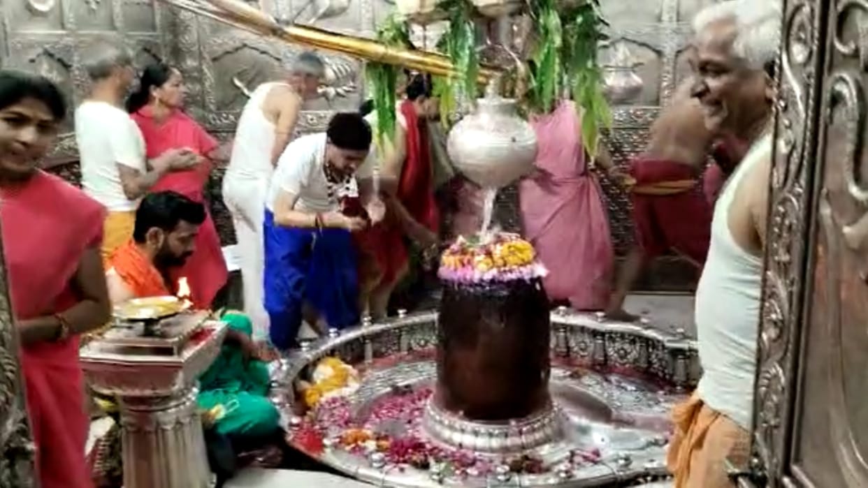 Changes in the darshan system of Mahakal, ban on entry of common devotees removed, devotees happy