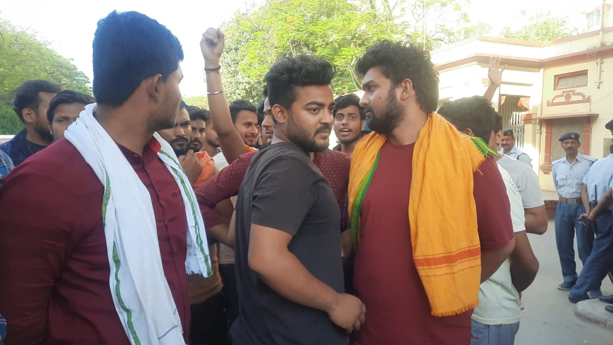 Varanasi: Why did the students sit on dharna by closing the BHU Singh Gate? What is the matter?