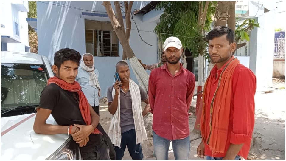 Body of private teacher found hanging from tree in Nalanda Bihar Hindi News