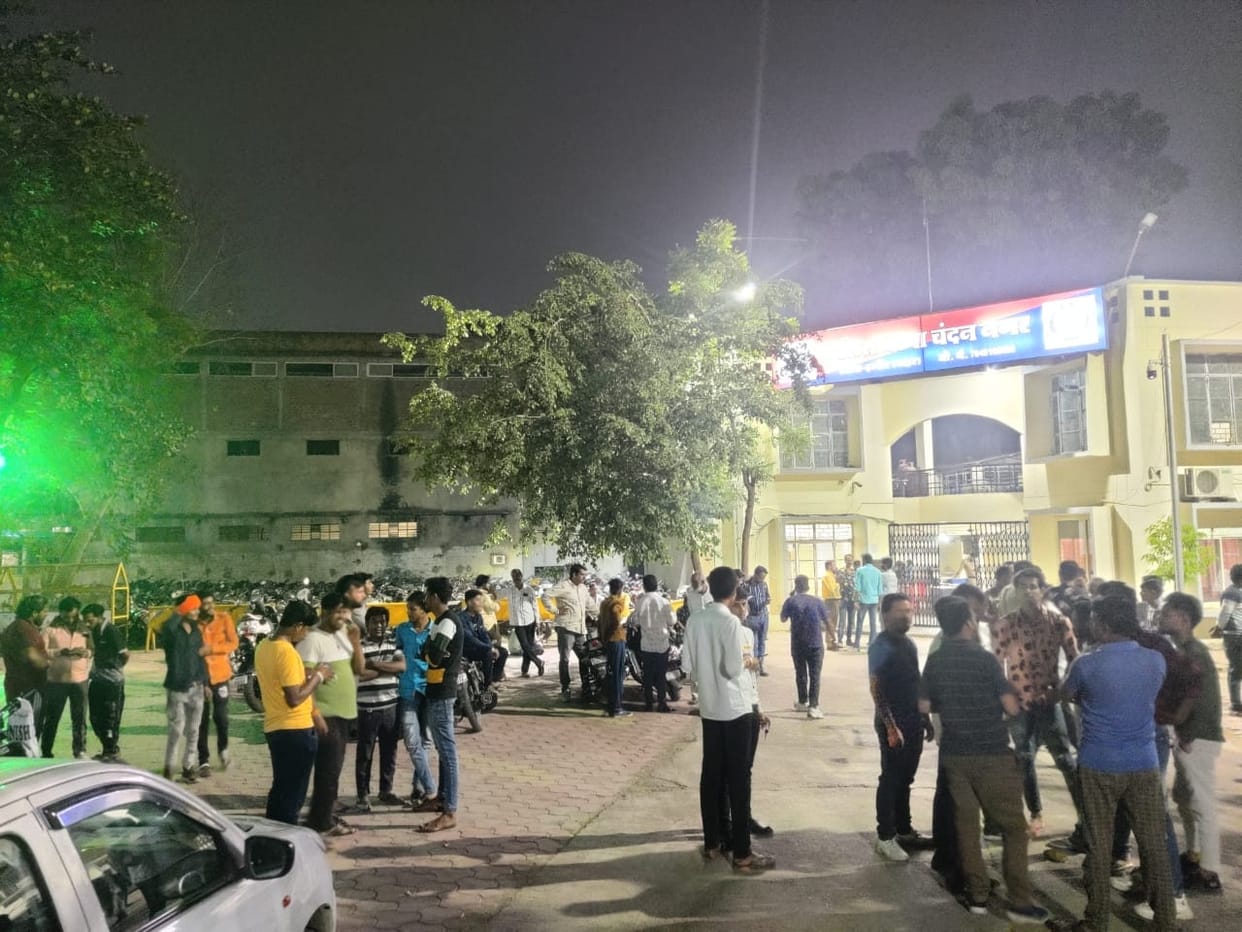 40 year old temple vandalized in Indore, Hindu organizations surrounded the police station