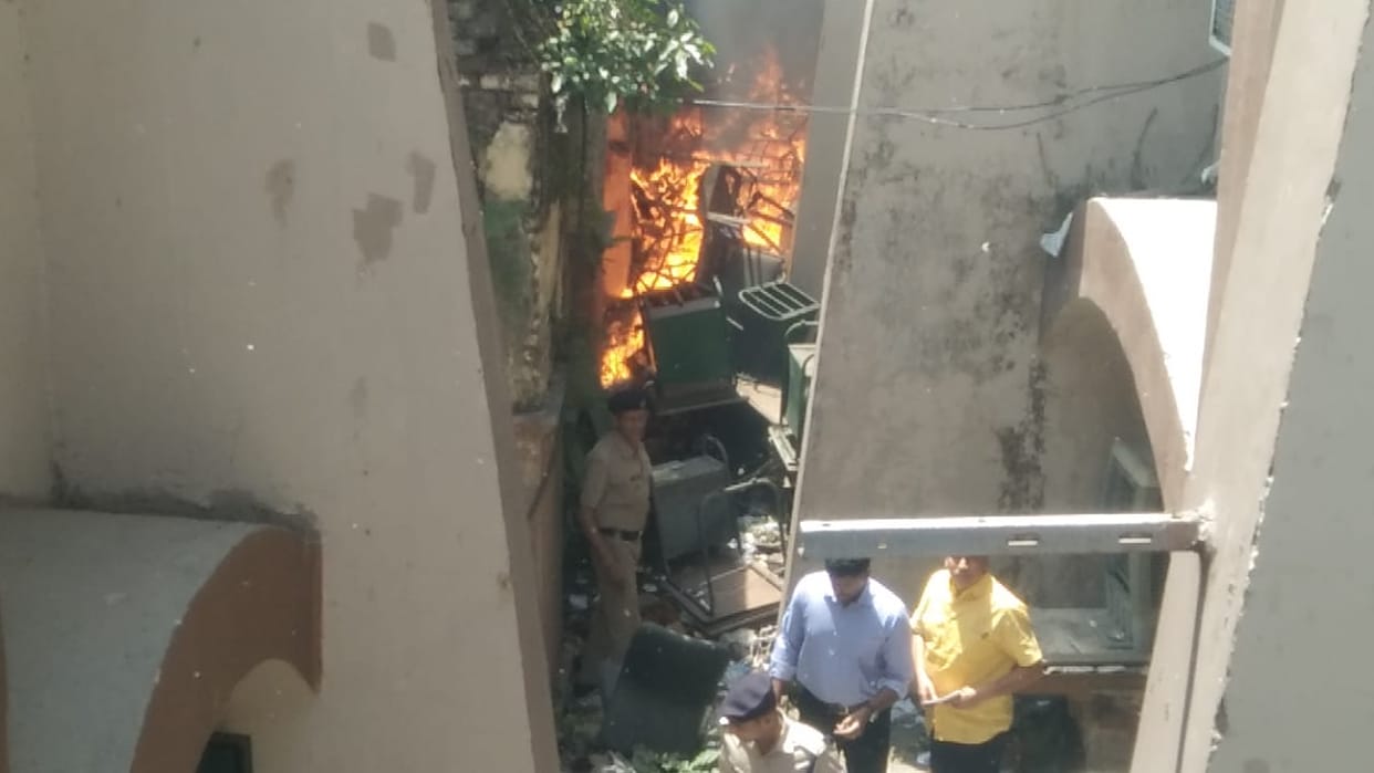 Fire broke out in the corridor of the DRM office, there was chaos, it was controlled by the readiness of rail