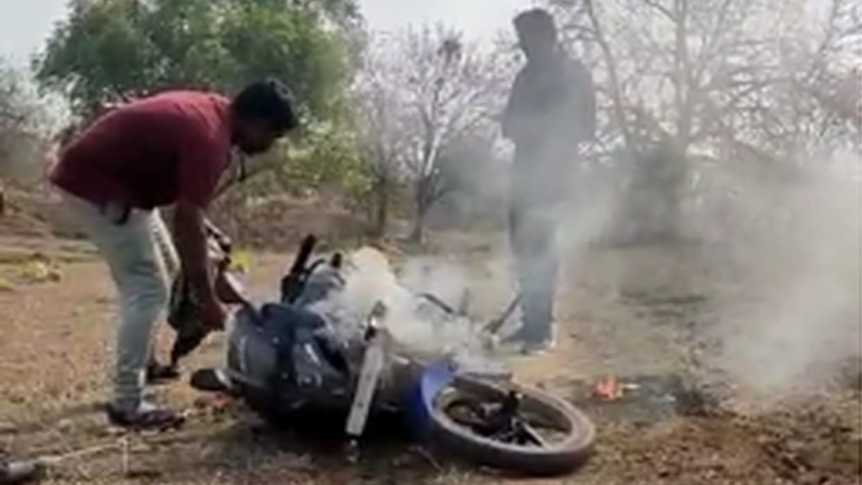 chhattisgarh Excise Department bike set on fire to catch liquor smugglers in korba