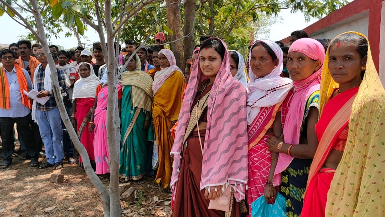chhattisgarh villagers angry over giving work to laborers from other states in Balod Dalli Mines