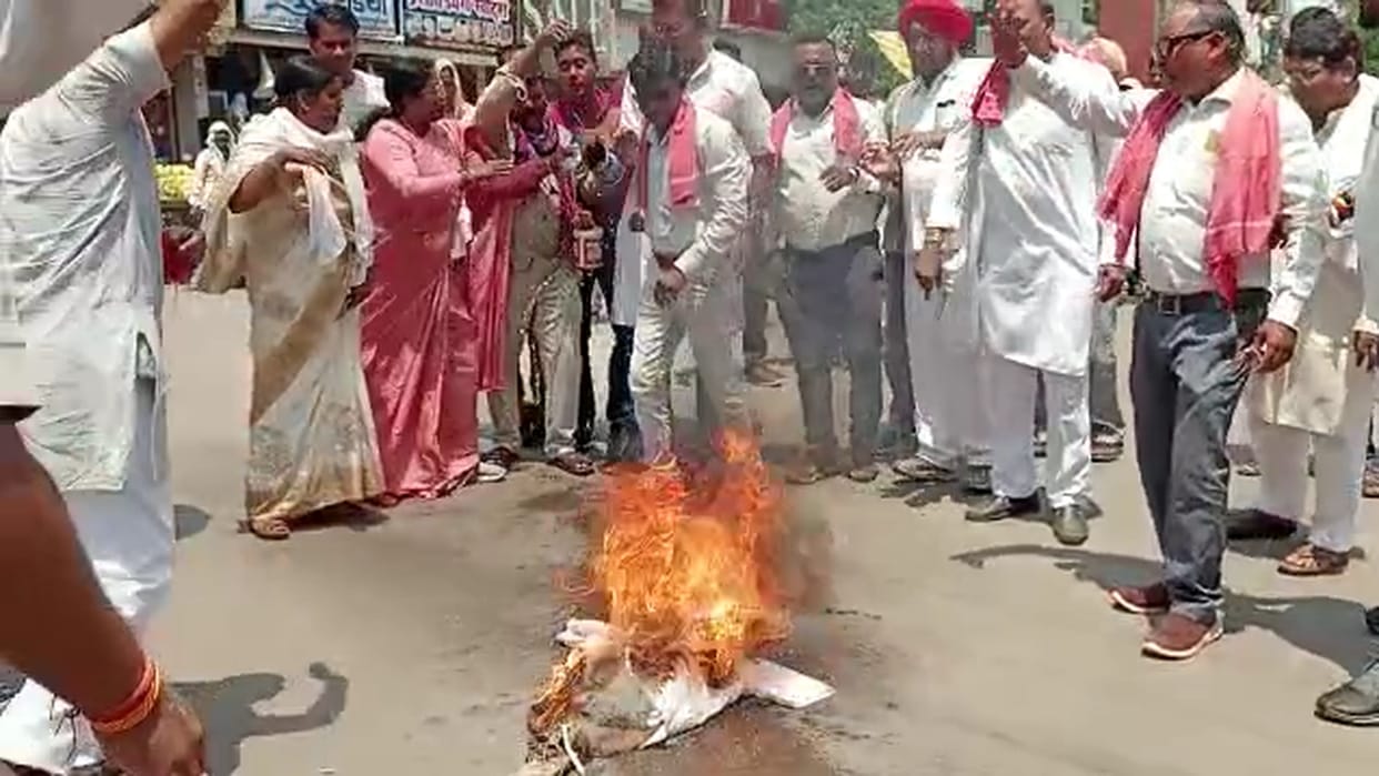 chhattisgarh congress burnt BJP leader Ajay Chandrakar effigy in Rajnandgaon