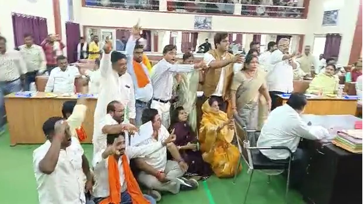 Dhamtari nagar nigam budget could not be presented due to opposition's uproar