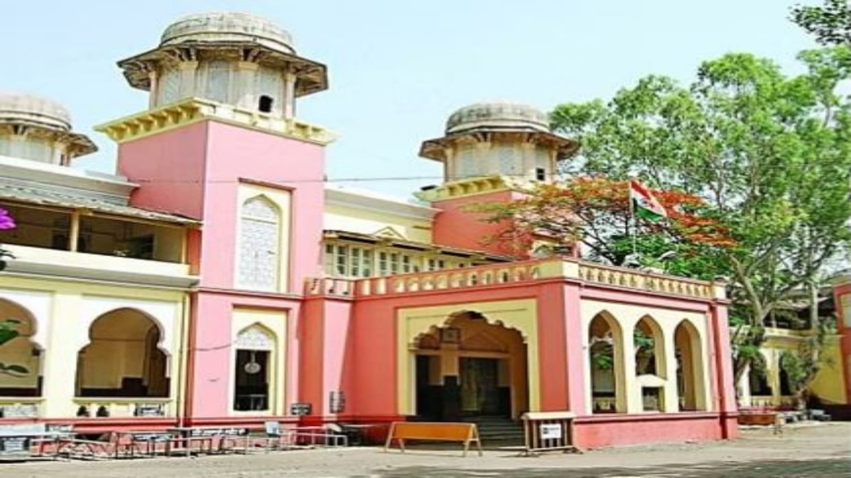life imprisonment to the husband who did not kill his wife with a shovel