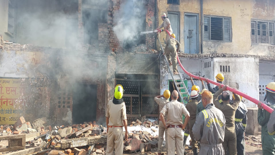 Goods worth lakhs burnt to ashes due to fire in factory in Agra panic among people