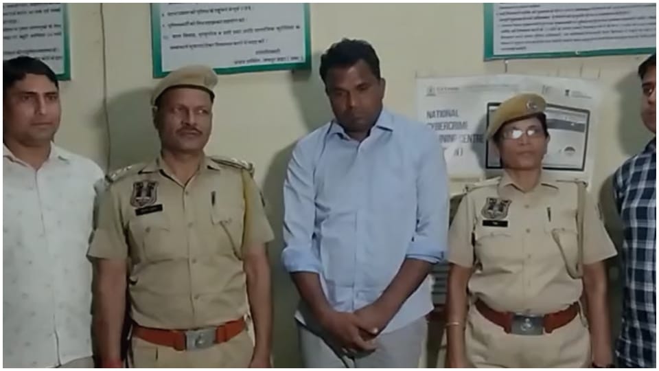 Fake police stationer caught in Jaipur many fake police ID cards including uniform recovered