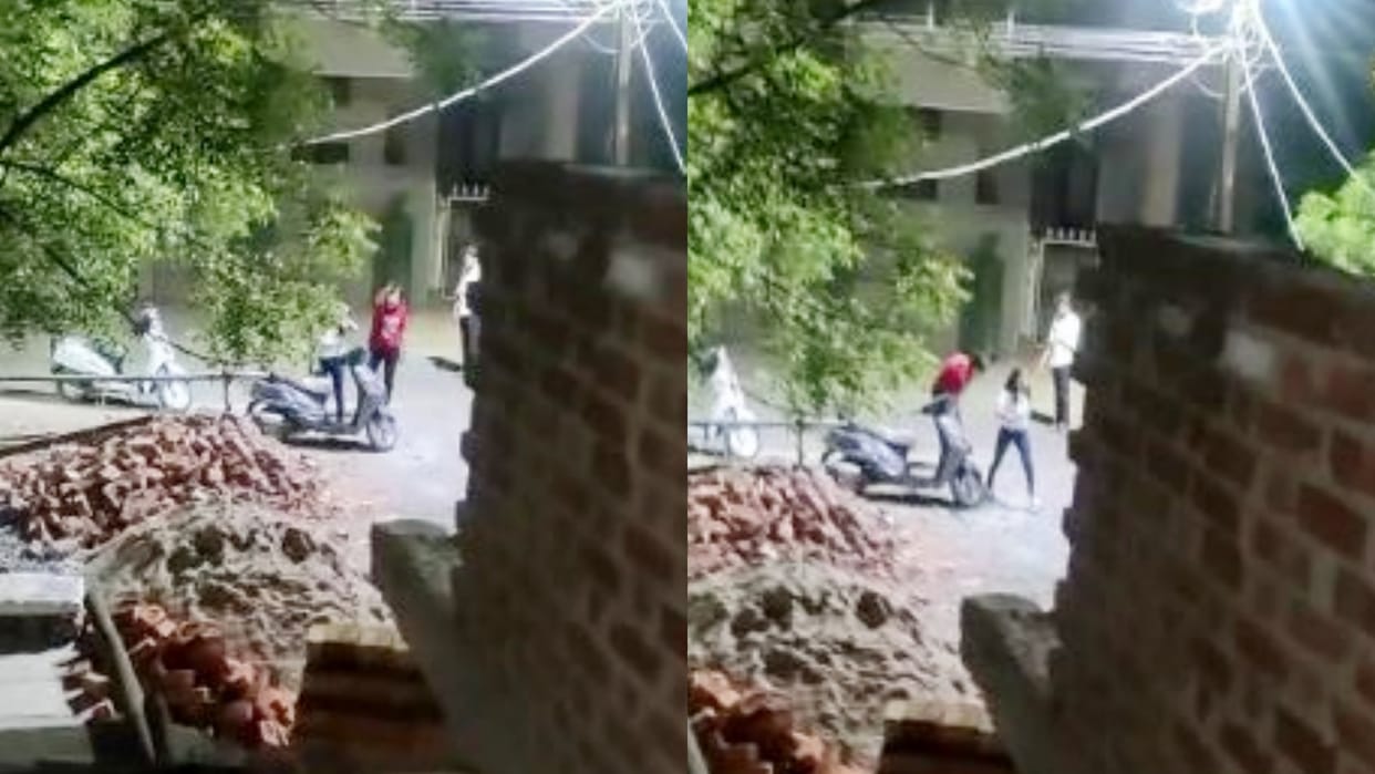 Gwalior News Girls abusing people on the road at midnight