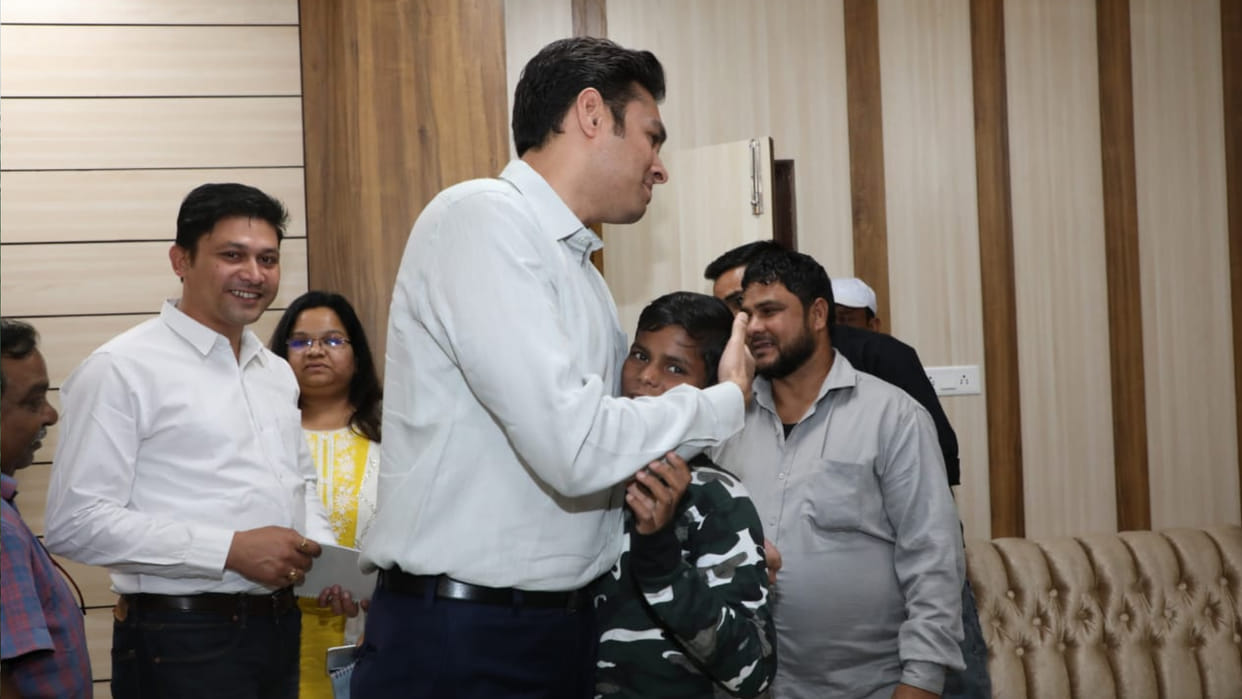 Bajrangi Bhai Jaan became Katni collector, reunited the estranged son with his father