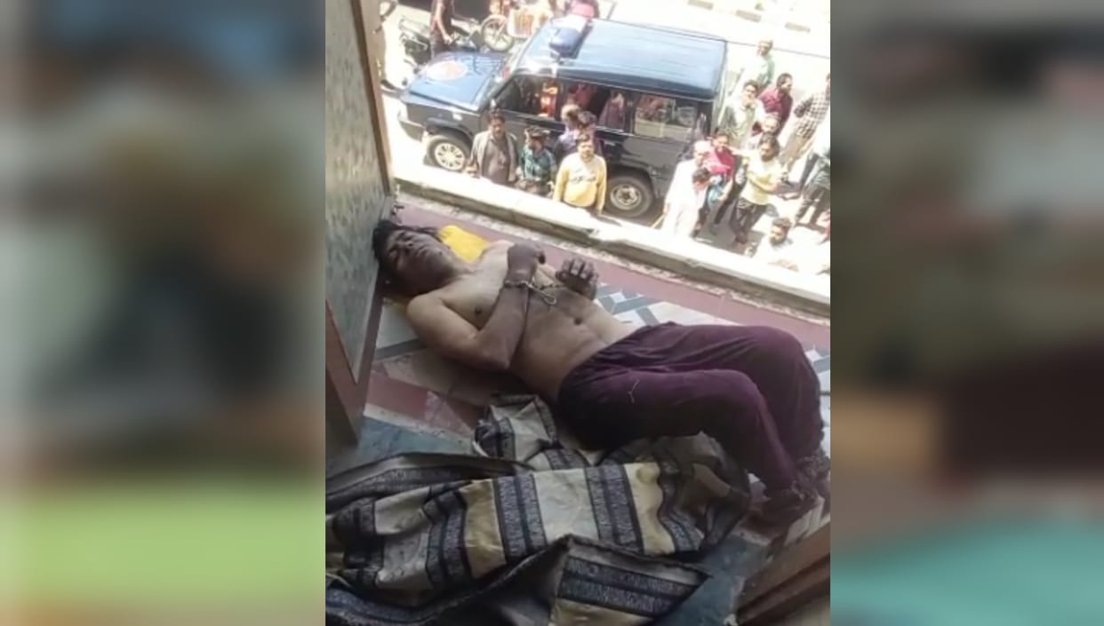 Bijnor: the wife tied her husband with chains and kept him confined in the room for three days and see photos