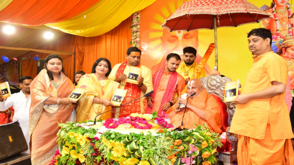 Ramkatha of Jagadguru Rambhadracharya Maharaj completed in Agra devotees shed tears on his farewell