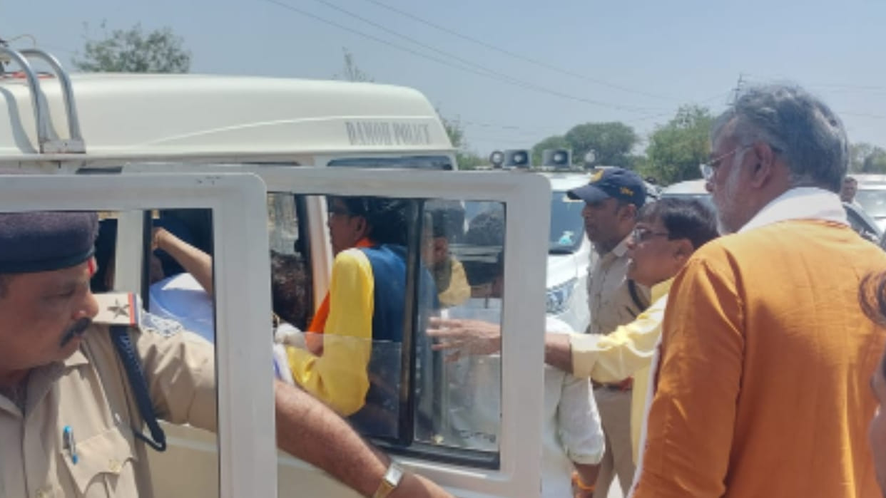 Seeing the injured lying on the road Union Minister Prahlad Patel stopped the convoy