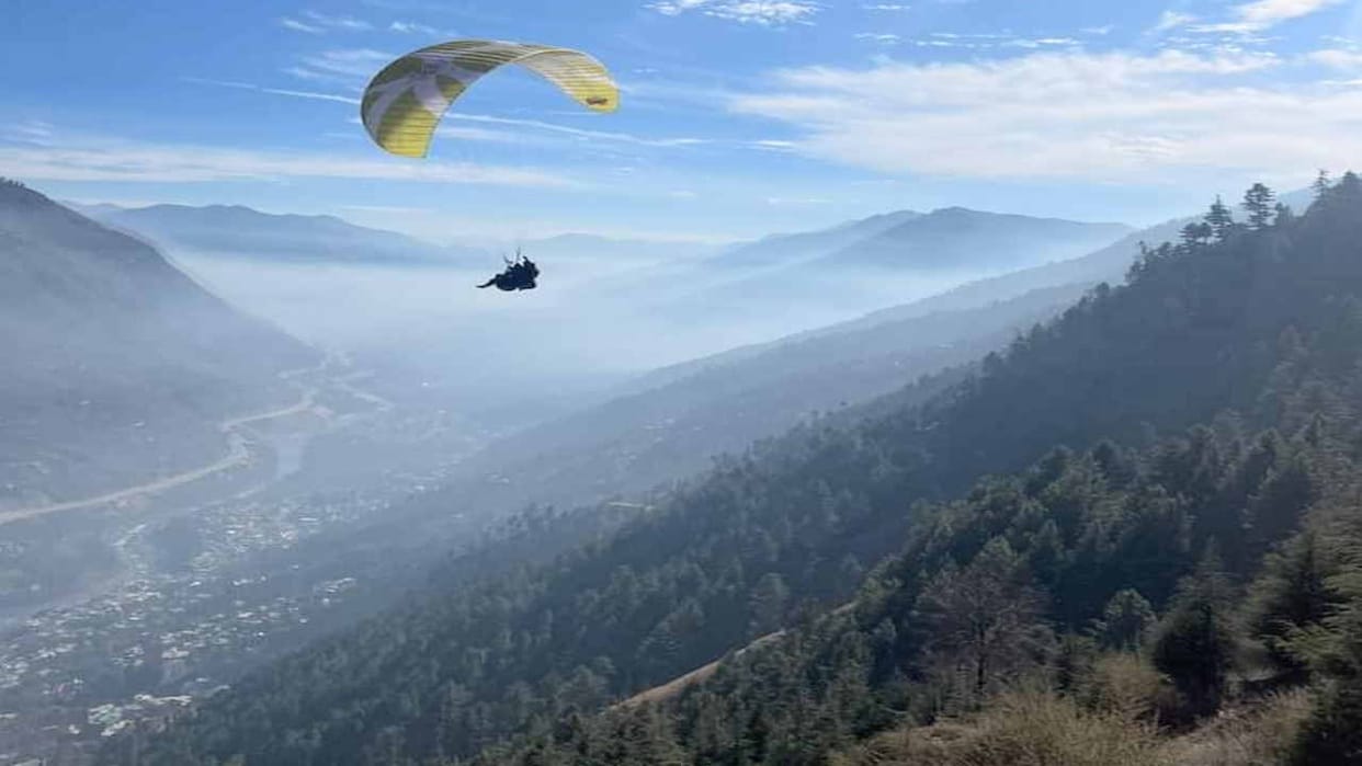 Paraglider crash in Dobhi paragliding site