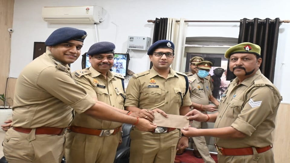 police officers honored the policeman manoj sharma who keeping magnificent mustache in bareilly