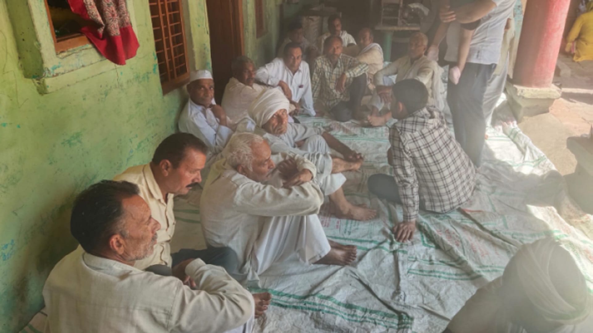 Three people including a woman died in road accident in Muzaffarnagar and atmosphere of sorrow in the family
