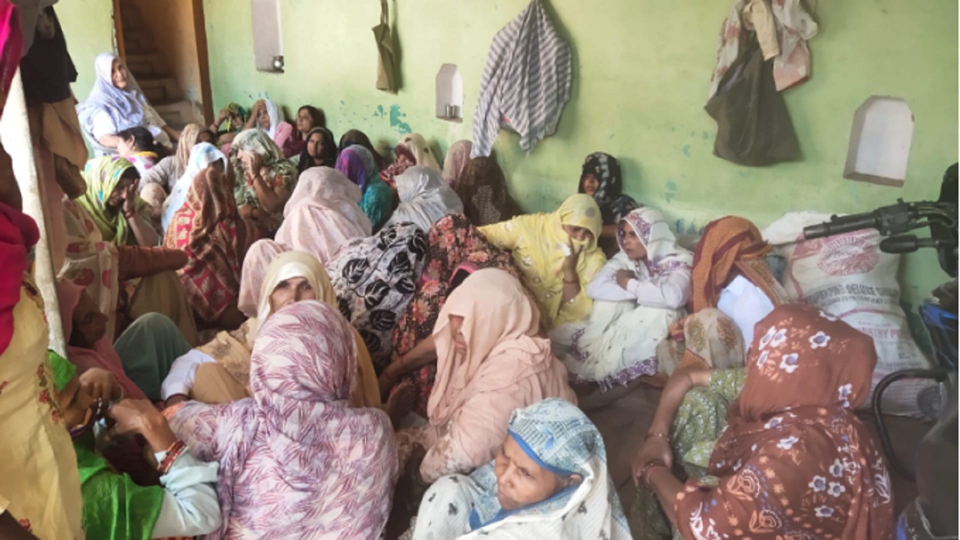 Three people including a woman died in road accident in Muzaffarnagar and atmosphere of sorrow in the family