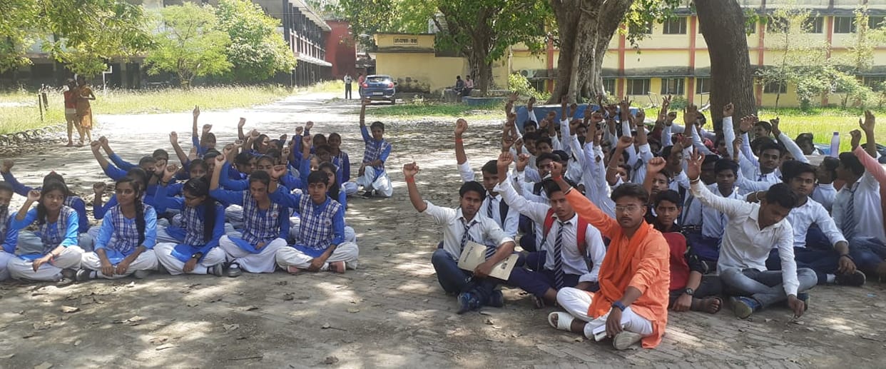 Opposition to hand over Obra Inter College in private hands, students sitting on dharna, gave this warning