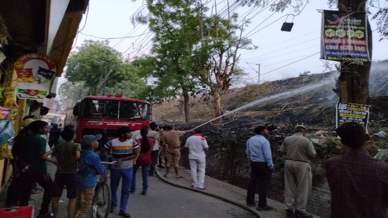 Fire broke out along the Delhi-Howrah railway line, the fire brigade extinguished the fire