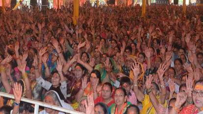 Ramkatha of Jagadguru Rambhadracharya Maharaj completed in Agra devotees shed tears on his farewell
