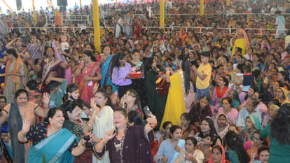 Ramkatha of Jagadguru Rambhadracharya Maharaj completed in Agra devotees shed tears on his farewell