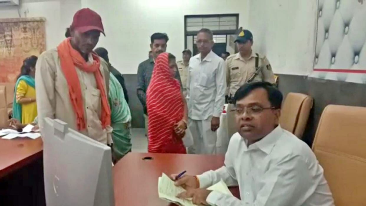 Ratlam News Patwari accused of making fake receipt DM was also surprised to see Tehsildar seal