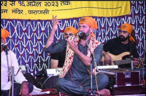 Devotees danced to the songs of Jasveer Jassi at Sankat Mochan Music Festival in varanasi