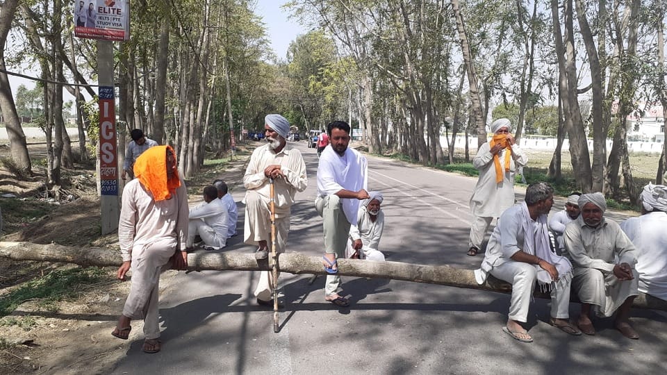 Farmers upset due to non weighing of wheat in Tohana in Fatehabad