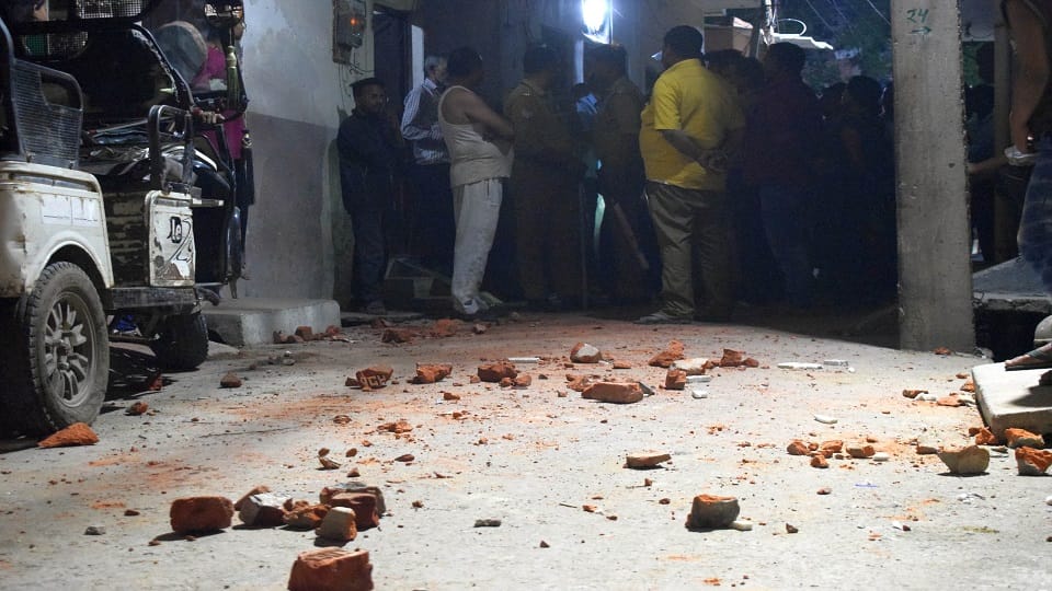 Stone pelting in two groups at night in bareilly