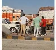 Jaunpur: Fierce scuffle between Scorpio riders and toll personnel at toll plaza, video viral