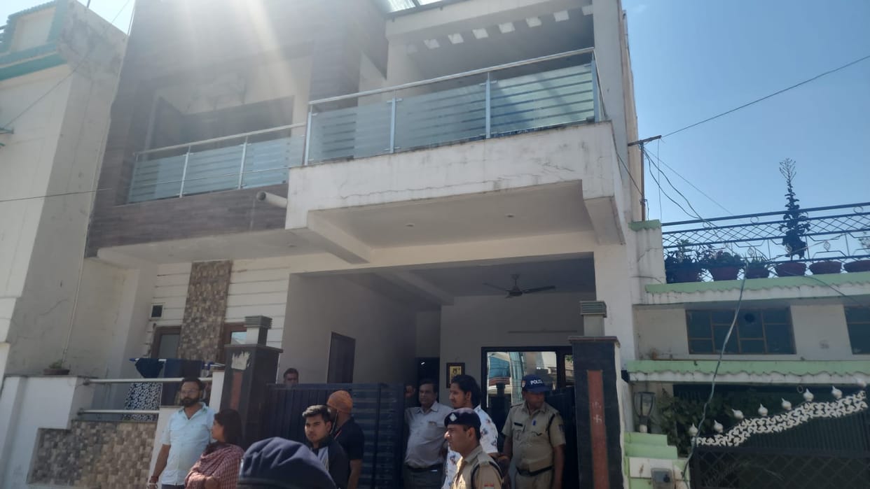 Dehradun Crime News: Armed Miscreants loot after hostage family  at gunpoint in school director house