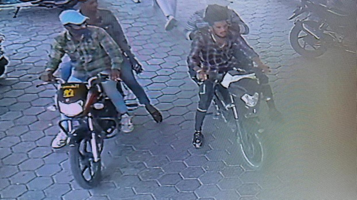 Ujjain news hooliganism in vikram university boys from outside teased girl student beat up young man