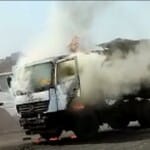 आग लगने से जलता ट्रेलर।