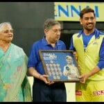 धोनी को सम्मानित करते श्रीनिवासन