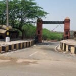मिलिट्री स्कूल के बाहर रखे गए टैंक।