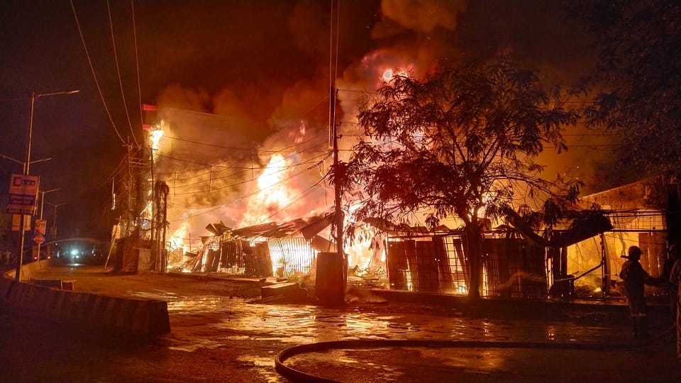 Gorakhpur: Fierce fire on Bank Road of Gorakhpur