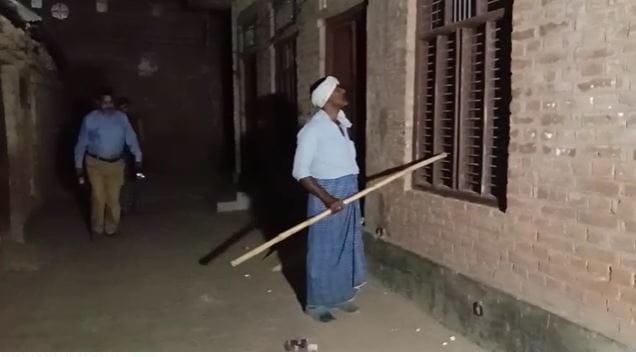 Example of Ganga-Jamuni Tehzeeb For 48 years, Gulav Yadav wakes up the fasting people for Sehri, taking the t