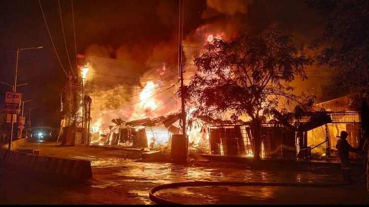 Gorakhpur : गोरखपुर के बैंक रोड पर लगी भयंकर आग, खाली कराये जा रहे मकान, धमाकों से घबराये लोग