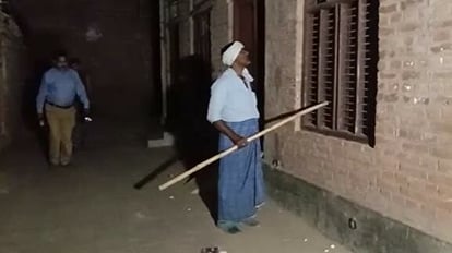 गंगा-जमुनी तहजीब की मिसाल: 48 सालों से रोजेदारों को सहरी के लिए जगाते हैं गुलाव यादव, परंपरा को बढ़ा रहे आगे Example of Ganga-Jamuni Tehzeeb For 48 years, Gulav Yadav wakes up the fasting people for Sehri, taking the t