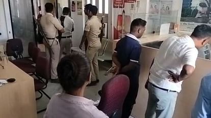 Bihar : मोतिहारी में दिनदहाड़े बैंक डकैती, ग्राहक बनकर घुसे डकैत; हथियार के बल पर 40 लाख लेकर हुए फरार Bihar News: Robbery in Motihari's ICICI Bank, criminals looted 40 lakh cash