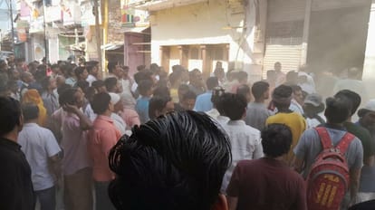 Bhadohi: जोरदार धमाके के साथ बर्तन व्यापारी के घर लगी भीषण आग, पूरा परिवार अंदर फंसा, मौके पर दमकल की गाड़ियां Fierce fire broke out in the utensil trader's house with a loud explosion, the whole family trapped inside