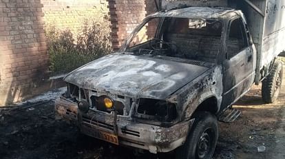 Mirzapur News: A sudden fire broke out in a pickup parked outside the house, the vehicle burnt to ashes, inves