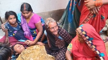 Ghazipur: चाहरदीवारी गिरने से दो बच्चों की मौत और दो गंभीर रूप से घायल, JCB से मिट्टी भरते वक्त हुआ हादसा Two children killed and two seriously injured due to falling boundary wall in ghazipur