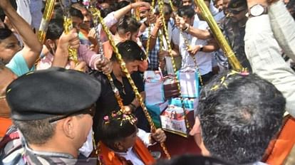 MP News: एक पलड़े में कैलाश विजयवर्गीय तो दूसरे में रखी विंध्य की खास दूध से बनी 72 किलो 500 ग्राम खुरचन In Rampur Baghelan, Kailash Vijayvargiya was weighed with Vindhya's special Khurchan sweet,